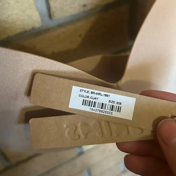 NWT SKIMS Wireless Form Push Up Plunge Bra Clay Beige Women’s Size 30B - Picture 3 of 6